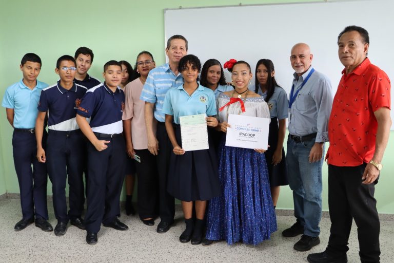 Apoyo económico llega a estudiantes cooperativistas en San Isidro