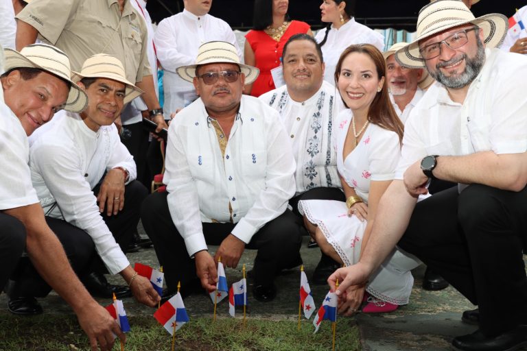 CON HONORES IPACOOP DA INICIO A LAS EFEMÉRIDES PATRIAS