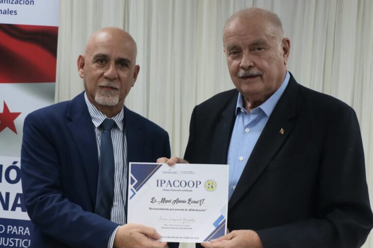 Directivos del IPACOOP participan en Alfabetización Constitucional con el doctor Miguel Antonio Bernal