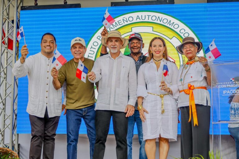 Con orgullo panameño IPACOOP hace patria en la Izada del Pabellón Nacional