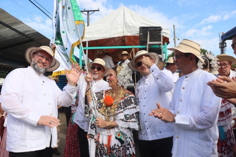 Cooperativas y el IPACOOP motores de inspiración y unidad en el desfile de las Mil Polleras
