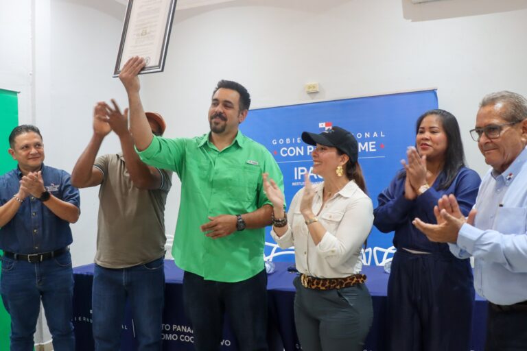 Tres Personerías jurídicas fueron entregadas en Panamá Oeste y Coclé