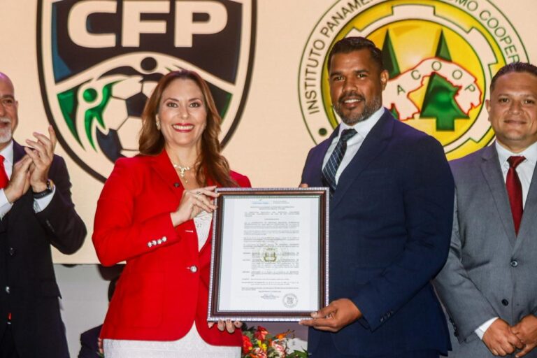 IPACOOP entrega Personería Jurídica de la primera y única Cooperativa Deportiva de Fútbol en Panamá y la Región