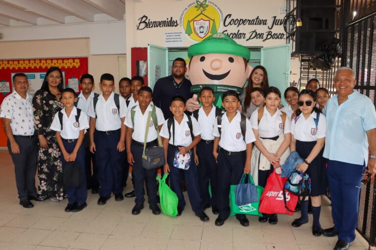 Jóvenes cooperativistas inauguran kiosco escolar en San Miguelito